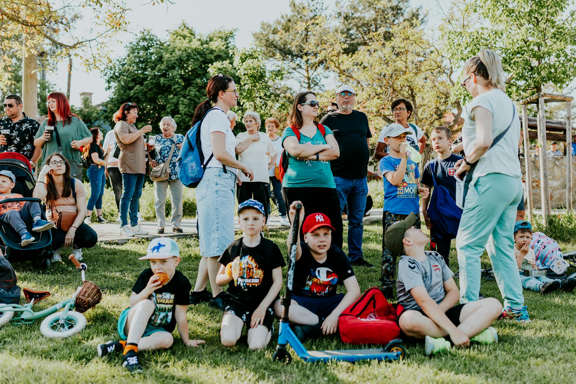 Ilustracja symbolizująca Dzień Ziemi z elementami przyrody i miasta Bukowno.